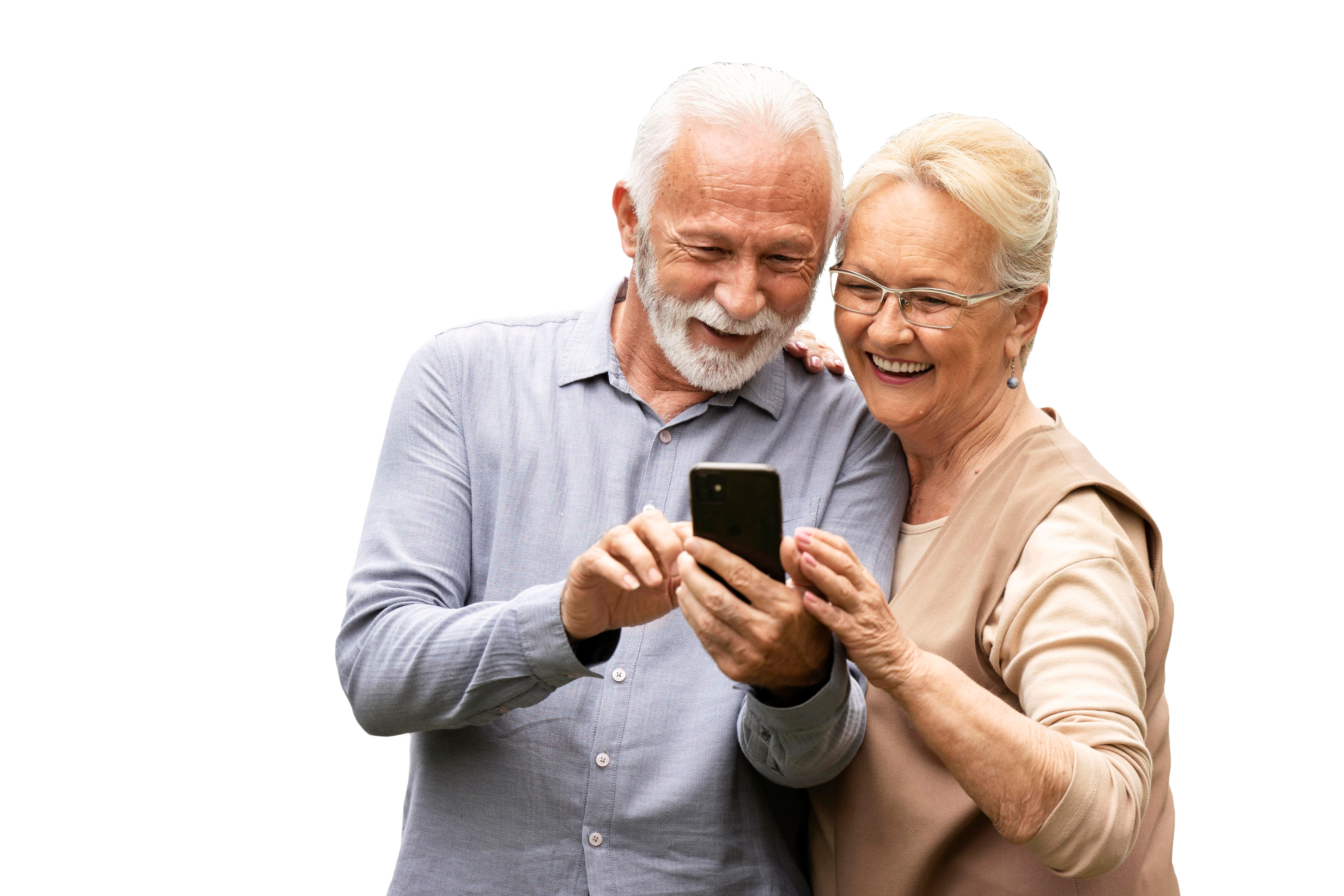 Casal de idosos sorrindo com celular